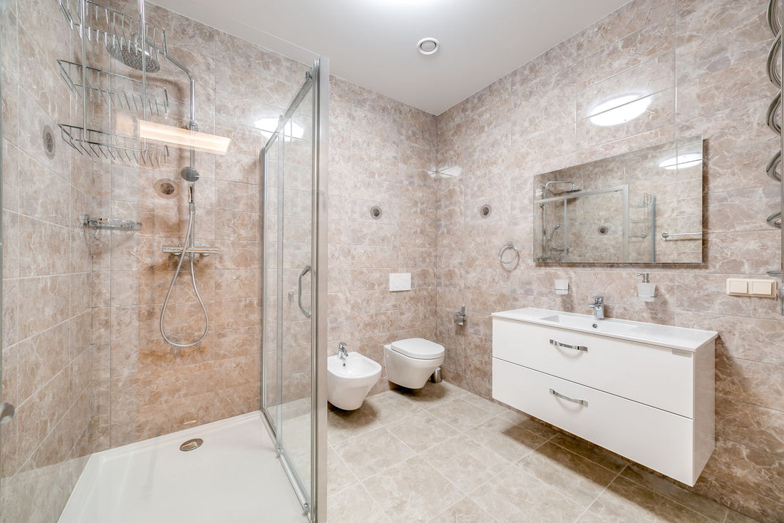 Douche vitrée avec robinetterie
