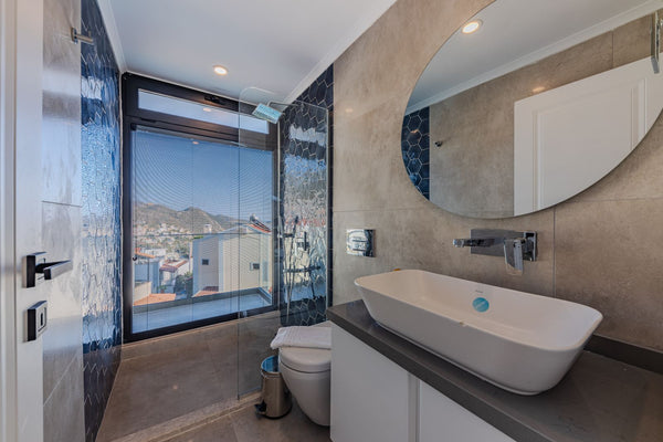 Salle de bain avec lavabo et fenêtre