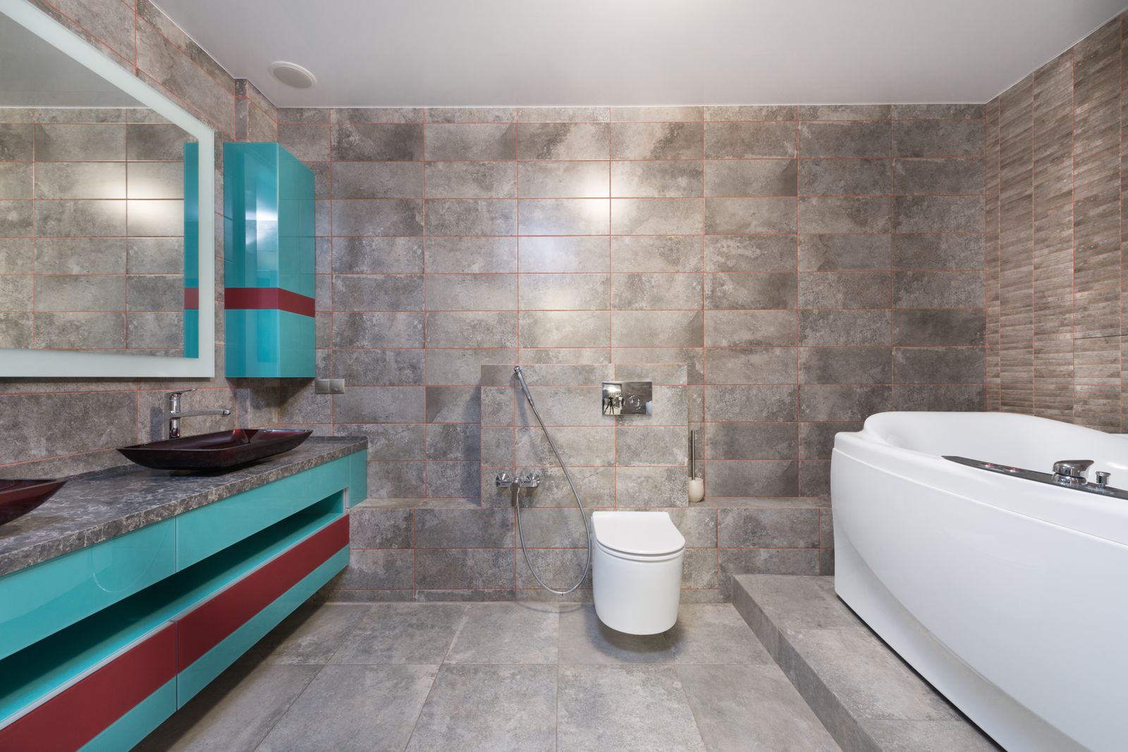 Salle de bain moderne avec baignoire
