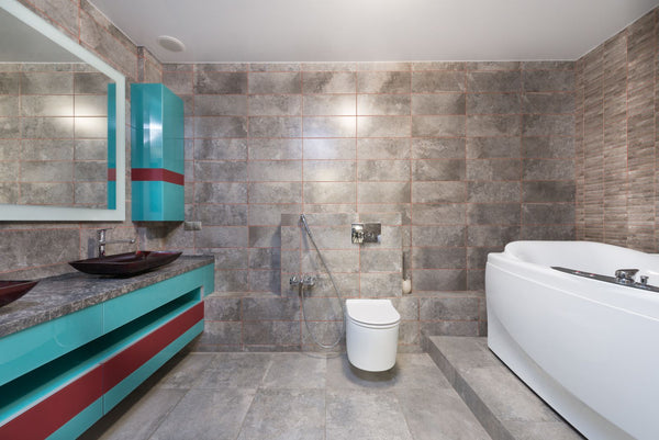 Salle de bain moderne avec baignoire
