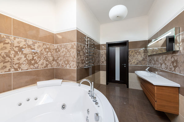 Baignoire moderne avec meuble bois