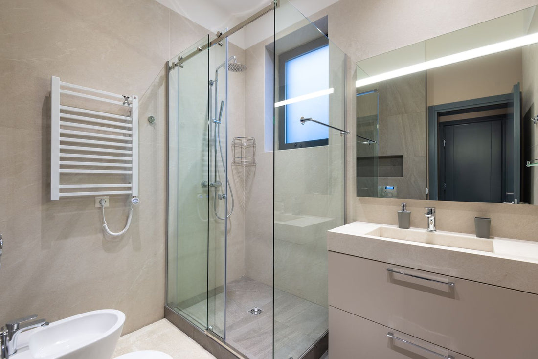 Douche moderne avec eau qui coule