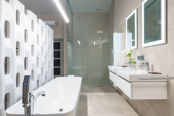 Douche et baignoire blanches