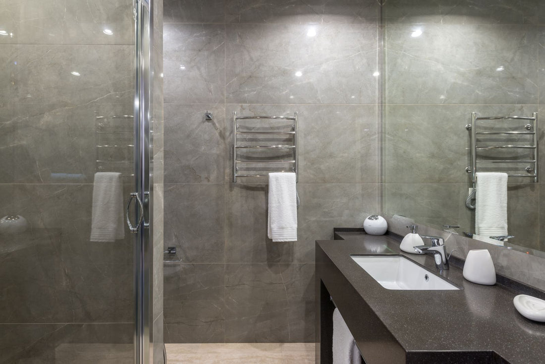 Salle de bain carrelée avec robinetterie