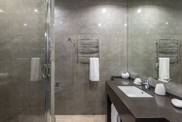 Salle de bain carrelée avec robinetterie